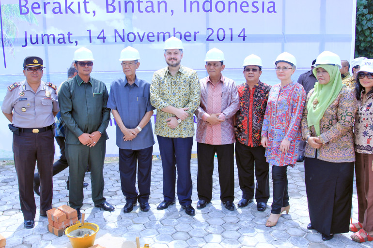 Остров Бинтан, Индонезия. Церемония закладки первого камня. С администрацией провинции и острова