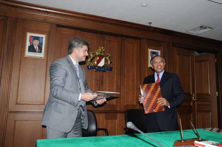 подписание соглашения с г-ном Диди Суевондо, Вице Президентом ТПП Индонезии