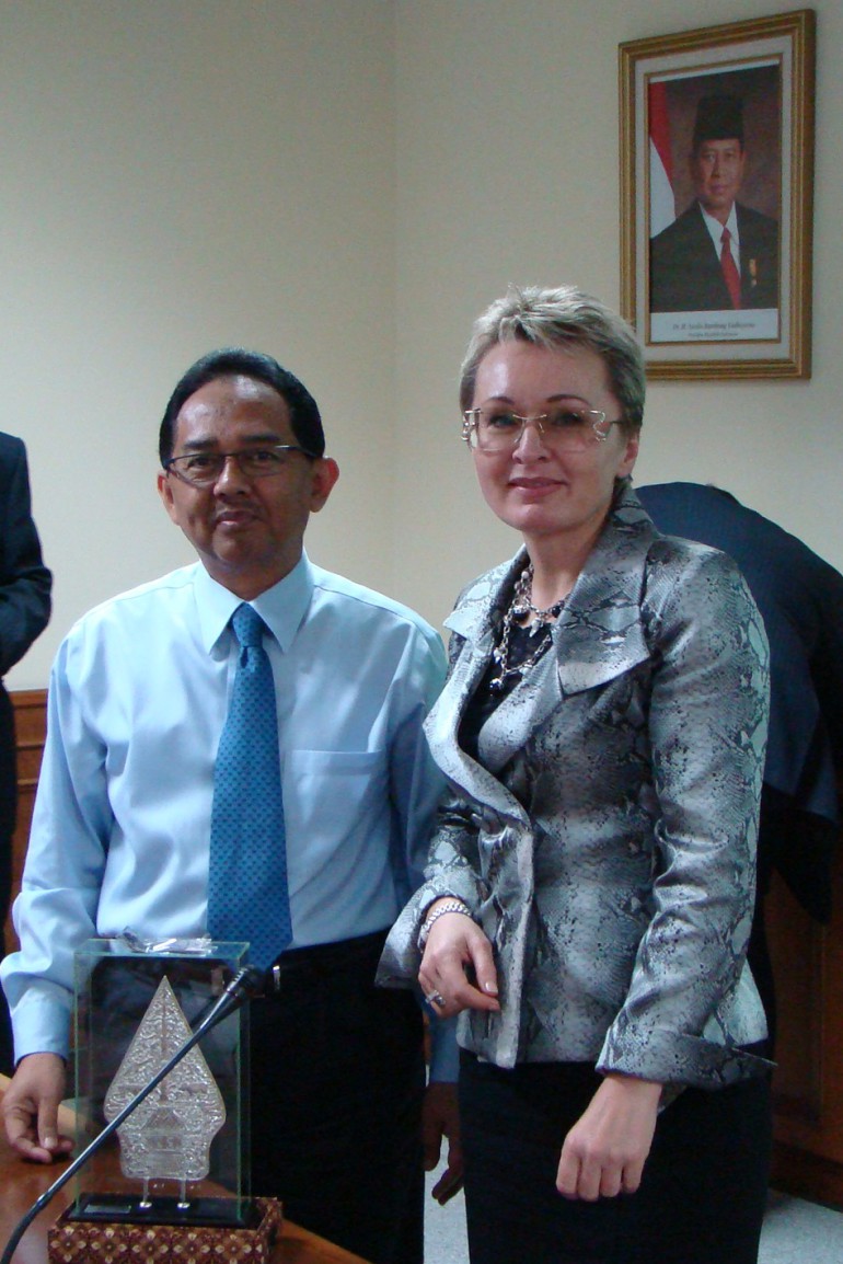 с г-ном Мустофой Виджайя, Главой Зоны свободной торговли (BIFZA) острова Батам, Индонезия